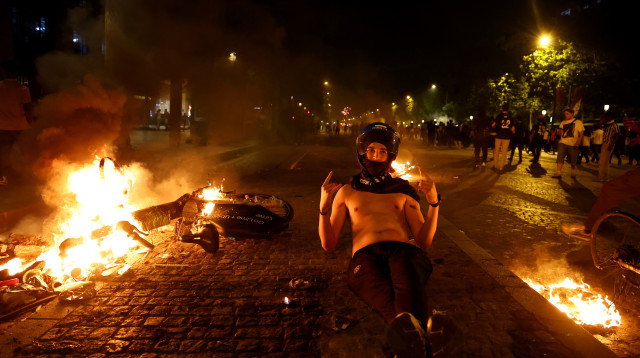 מהומות בפריז (צילום: REUTERS/Abdul Saboor)