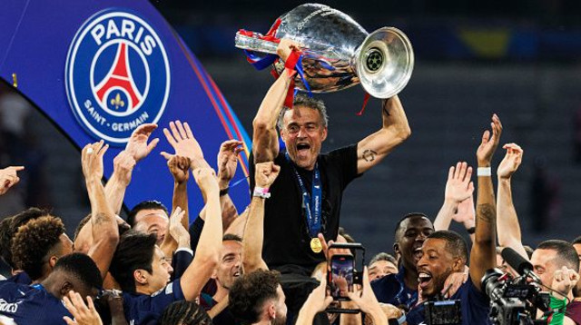 לואיס אנריקה מניף את הגביע של ליגת האלופות (צילום: Eurasia Sport Images)