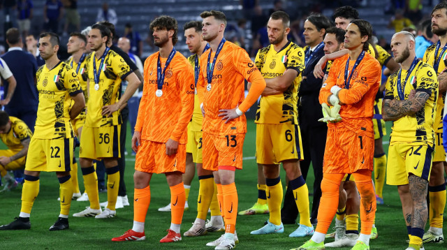 שחקני אינטר מאוכזבים בתום גמר ליגת האלופות 2025 (צילום: רויטרס)