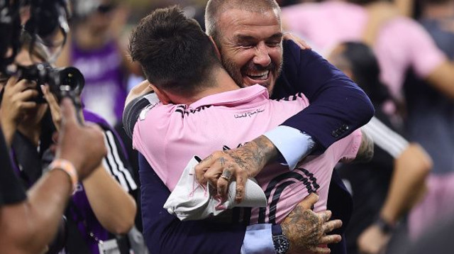 ליאו מסי ודיוויד בקהאם בחיבוק מרגש (צילום: Tim Nwachukwu)