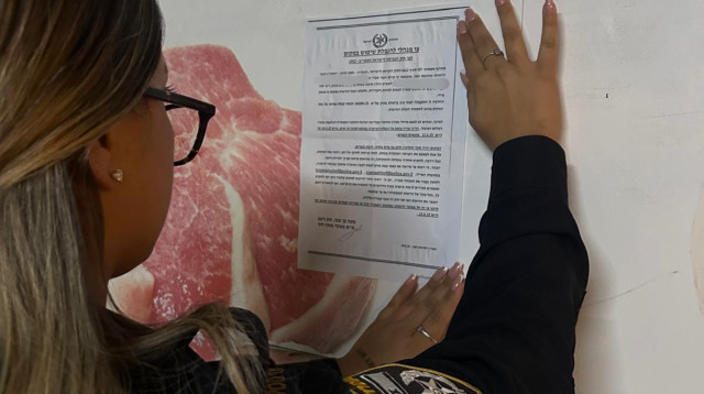 צו סגירה לאטליז בחיפה (צילום: דוברות המשטרה)