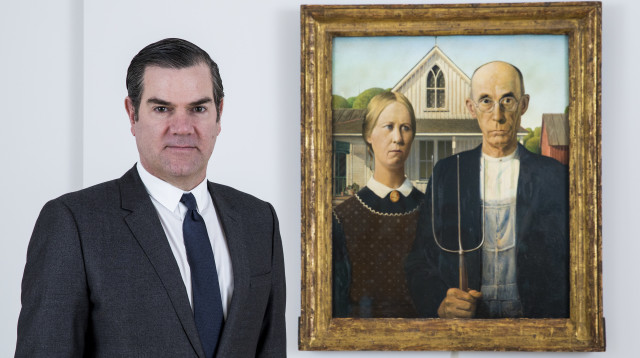 ג'יימס רונדו לצד הציור אמריקן גותיק (צילום: Tristan Fewings. GettyImages)