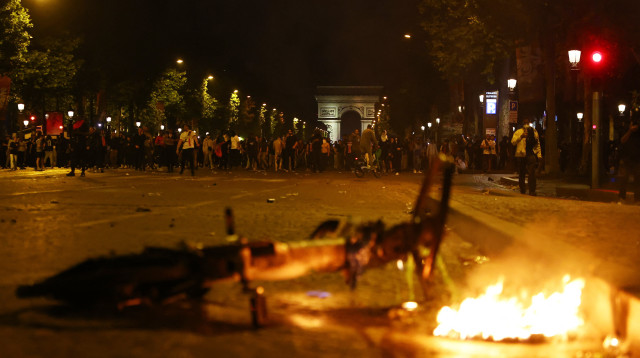 מהומות בפריז (צילום: REUTERS/Abdul Saboor)