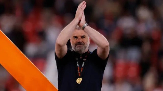 המאמן אנג' פוסטקוגלו עם המדליה (צילום: רויטרס)