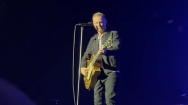 בריאן אדמס בהופעה בדבלין (צילום: צילום מסך טוויטר)