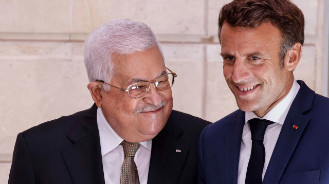 עמנואל מקרון, מחמוד עבאס (צילום: Ludovic Marin/Pool via REUTERS)