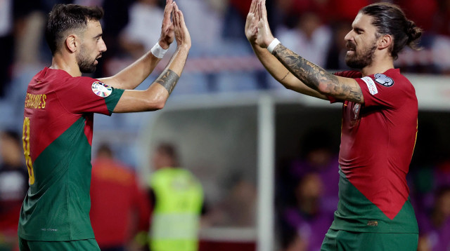 רובן נבש לצד ברונו פרננדש, שחקני נבחרת פורטוגל (צילום: GettyImages)