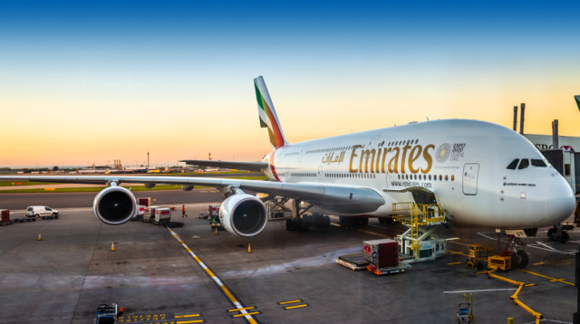 מטוסי 380 חונים בשדה התעופה בדובאי. אחזקה יקרה (צילום:  שאטרסטוק)