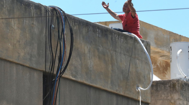 החשוד ברצח מתבצר על גג הבניין בבת ים (צילום: גדעון מרקוביץ׳/TPS)