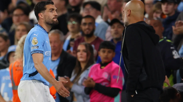 מתאו קובאצ'יץ' לצד פפ גווארדיולה, מאמן מנצ'סטר סיטי (צילום: GettyImages)