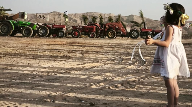 ריקוד הטרקטורונים בחצבה. שבועות תשפ"ה (צילום: אורן קורין, הערבה התיכונה)