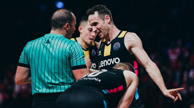 הזכייה רשומה על שמו. מרסליניו הוארטס (צילום: אתר רשמי, אתר פיב"א)