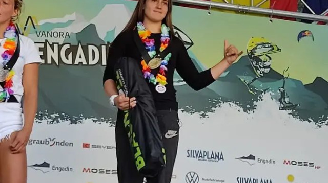 השייטת דניאלה פלג על הפודיום (צילום: אתר רשמי, איגוד השייט)