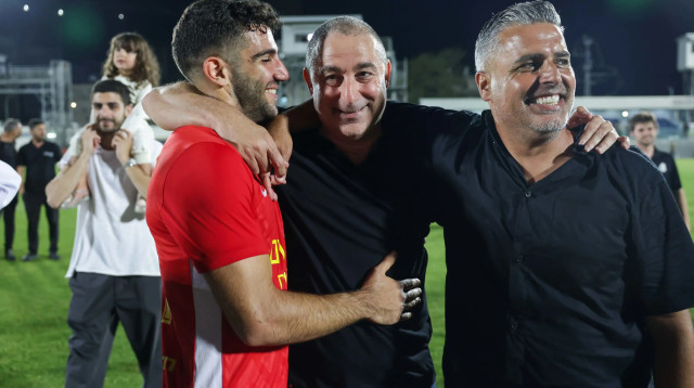 חיים סילבס, ג'קי בן זקן, רועי לוי, מ.ס. אשדוד חוגגת הישארות (צילום: לירון מולדובן)