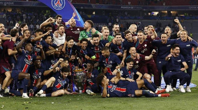 שחקני פ.ס.ז' עם גביע ליגת האלופות (צילום: Gettyimages)