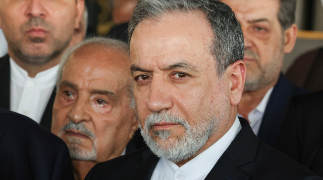 שר החוץ האיראני עבאס עראקצ'י בקברו של נסראללה (צילום: רויטרס)