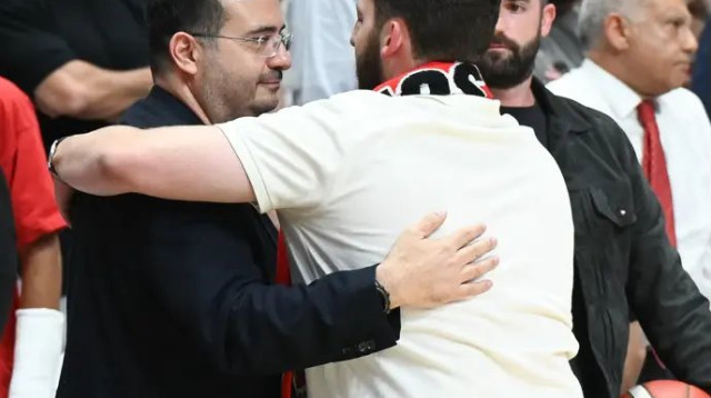 נפרדו כידידים. עופר ינאי ומתן אדלסון (צילום: ברני ארדוב)