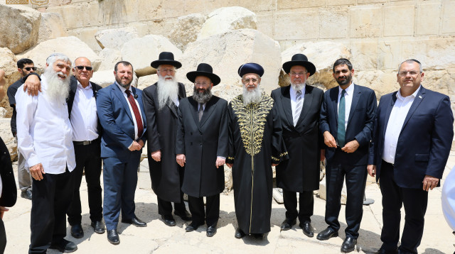 הרבנים הראשיים לישראל, שרים ורשות העתיקות בכותל המערבי  (צילום: הקרן למורשת הכותל המערבי)
