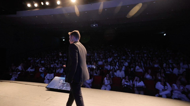 דני בוריסובר: אמן החושים שקורא לכם את הלב - "אני לא מחפש להדהים, אני מחפש לגעת" (צילום: לקס)