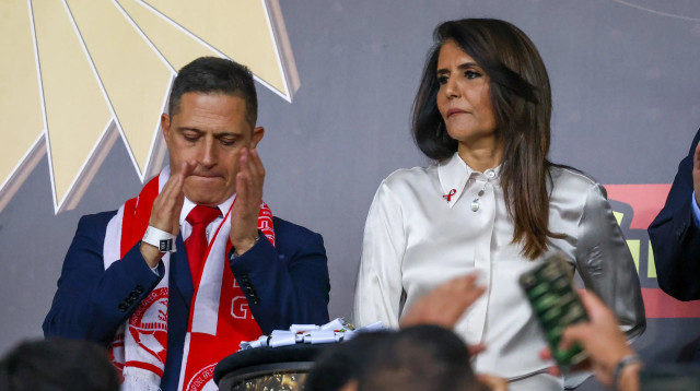 אלונה ברקת בעלים הפועל באר שבע לצד רוביק דנילוביץ' ראש עיריית באר שבע, גמר גביע המדינה 2025 (צילום: דני מרון)