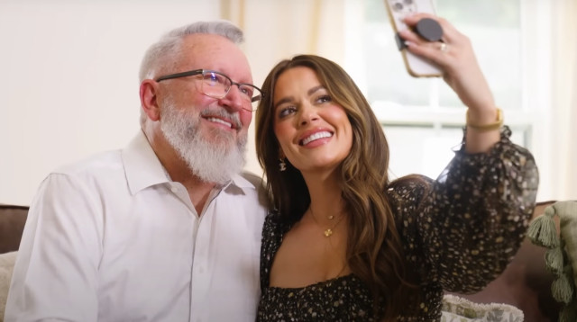 אלן וג׳סיקה, במערכת יחסים עם פער גילאים של 28 שנה (צילום: צילום מסך מתוך יוטיוב)