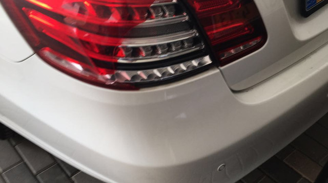 אחד הפנסים השבורים במכוניתו של אוהד מכבי (צילום: צילום: אלבום פרטי)