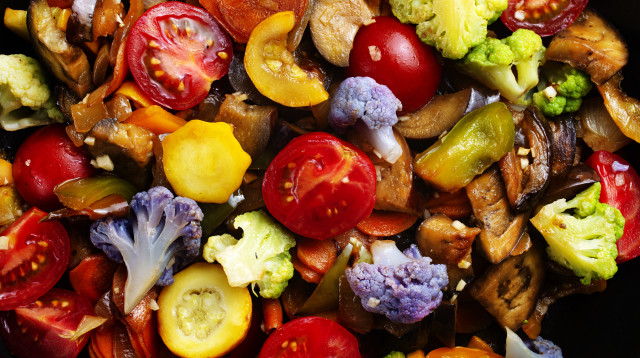 ירקות בתנור (צילום: אינגאימג)