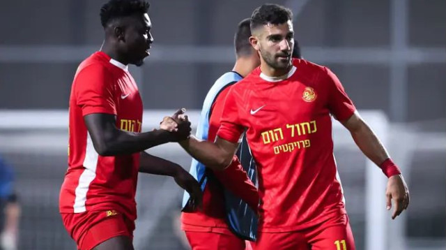 העיניים עליו. רועי לוי לצד ממאטה (צילום: מאור אלקסלסי)