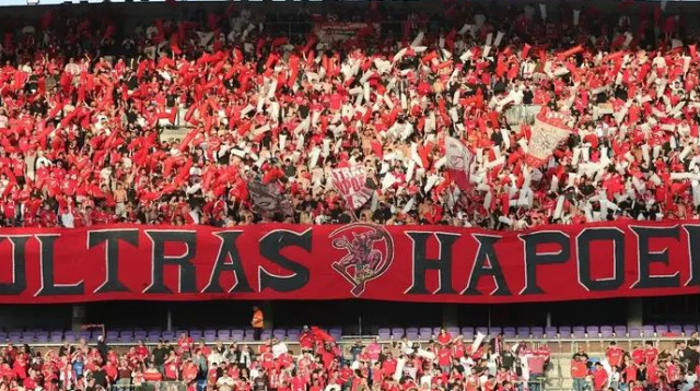 אוהדי הפועל תל אביב הגיעו בהמוניהם (צילום: אודי ציטיאט)