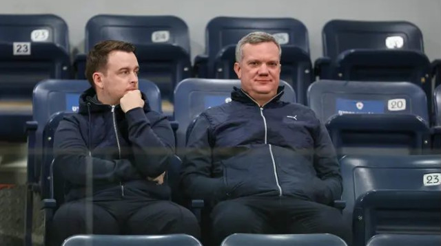 בן מנספורד ודומיניק פרייס ביציע הכבוד באשדוד (צילום: לירון מולדובן)