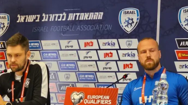 מאמינים בעצמם. יורגן הן מאמן נבחרת אסטוניה עם הנרי אנייר (צילום: מערכת וואלה, יניב טוכמן)