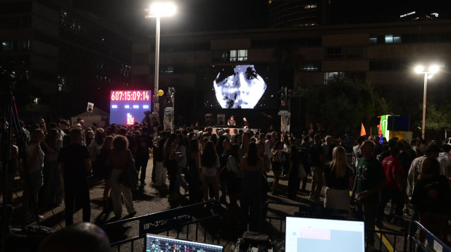 מיצג במחאה נגד הממשלה ובעד החזרת החטופים - כיכר רבין (צילום: אבשלום ששוני)