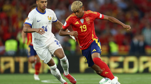 לאמין ימאל, נבחרת ספרד לצד דזירה דואה, נבחרת צרפת (צילום: GettyImages)