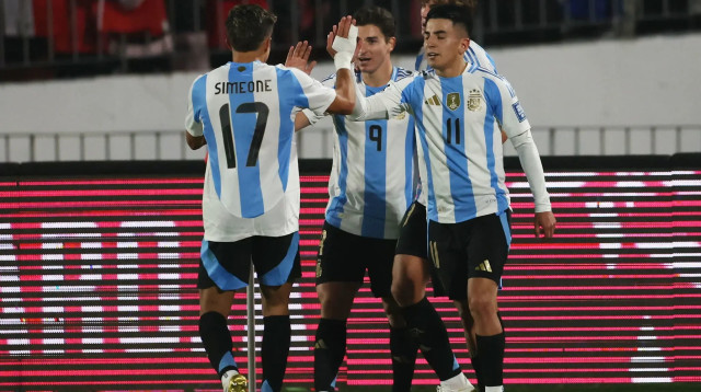 שחקני נבחרת ארגנטינה חוגגים עם חוליאן אלברס (צילום: רויטרס)