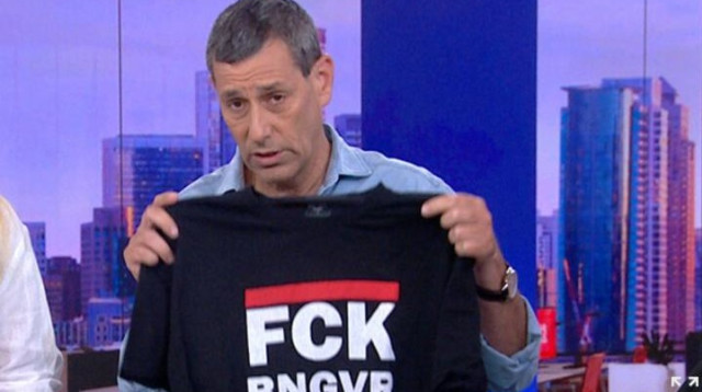 יואב לימור מוציא חולצה שמקללת את איתמר בן גבי (צילום: צילום מסך מאקו, מתוך "שישי בבוקר עם גלית ויואב", קשת 12)