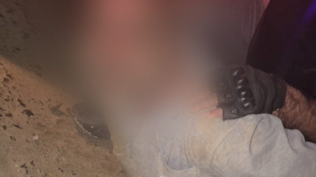 מעצר של אחד מגנבי הטרקטורים שנועדו לשיקום בארי (צילום: דוברות המשטרה)