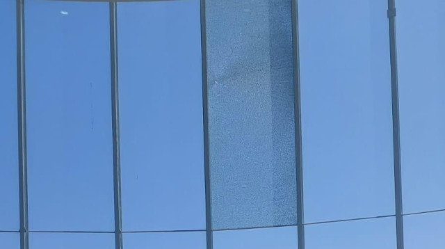 החלון הפנורמי שנופץ בבית המשפט העליון  (צילום: ללא קרדיט)