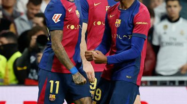 לאמין ימאל, רוברטו לבנדובסקי וראפיניה חוגגים (צילום: OSCAR DEL POZO)