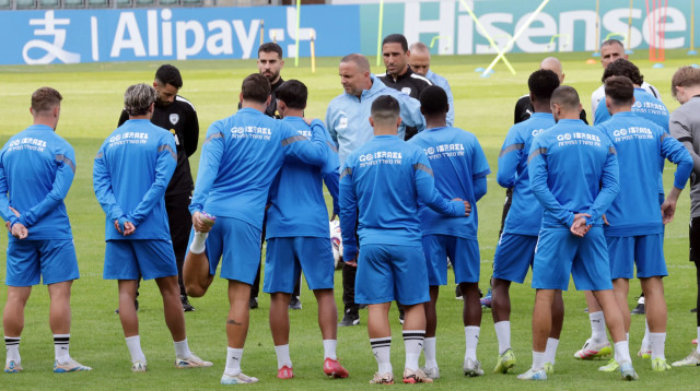 רן בן שמעון עם שחקני נבחרת ישראל באימון (צילום: אודי ציטיאט)