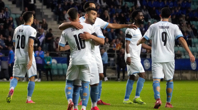 מוחמד אבו פאני ושחקני נבחרת ישראל חוגגים (צילום: רויטרס)