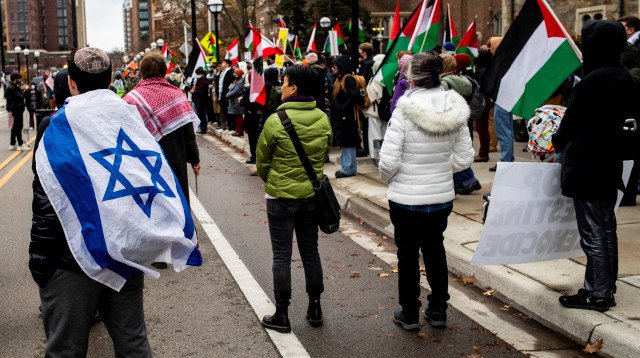 מפגין פרו-ישראלי ומפגינים פרו-פלסטינים באוניברסיטת מישיגן (צילום: רויטרס)