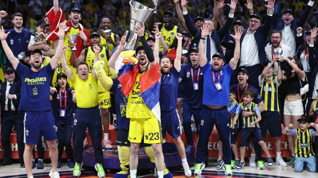 שחקן פנרבחצ'ה מרקו גודוריץ' חוגג זכייה ביורוליג (צילום: GettyImages, Fadel SENNA / AFP)