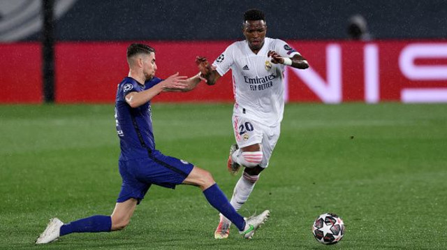 ויניסיוס מול ז'ורז'יניו (צילום: Angel Martinez)