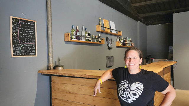 הדס זבלבסקי בפאב המשק באור הנר (צילום: צילום פרטי)