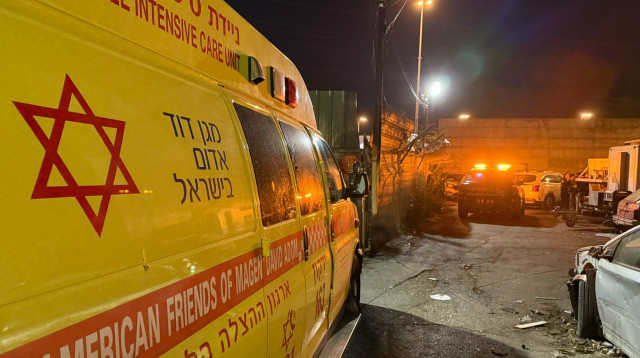 אמבולנס מד"א בזירת רצח בתל אביב (צילום: תיעוד מבצעי מד''א)