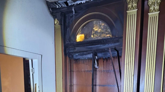 בית הכנסת שנשרף בשכונת סנהדריה בירושלים (צילום: דוברות המשטרה)