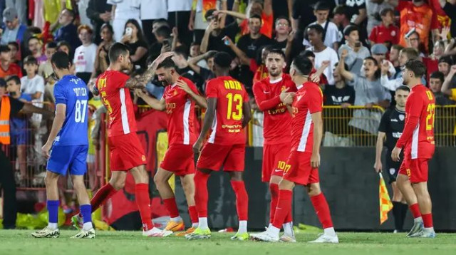 שורדת ראויה. שחקני מ.ס. אשדוד חוגגים (צילום: לירון מולדובן)