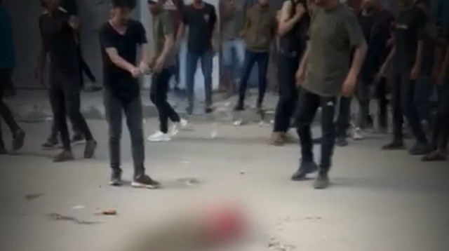 תושב עזה מוצא להורג על ידי פעילי חמאס (צילום:  "אלמונסק" - עמוד הפייסבוק של מתפ״ש בשפה הערבית )