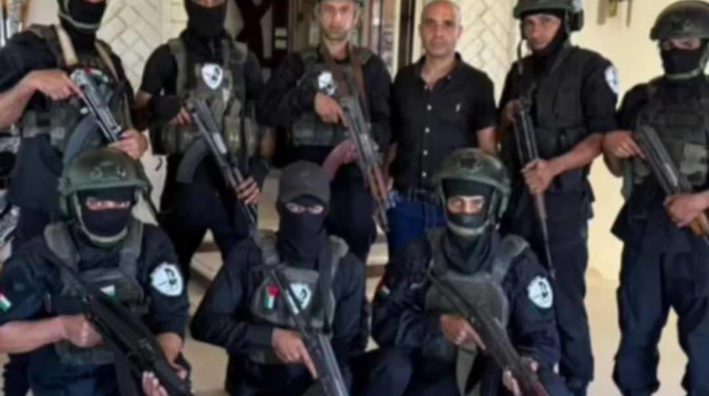 יאסר אבו שבאב ומיליציית "הכוחות העממיים" (צילום: רשתות ערביות)