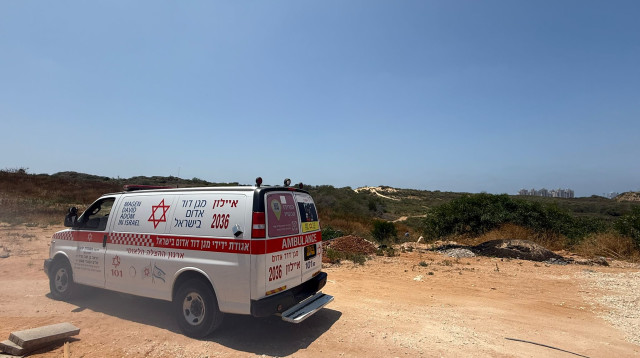 זירת האירוע בו נורה ילד בן 13 בראשון לציון (צילום: תיעוד מבצעי מד"א)